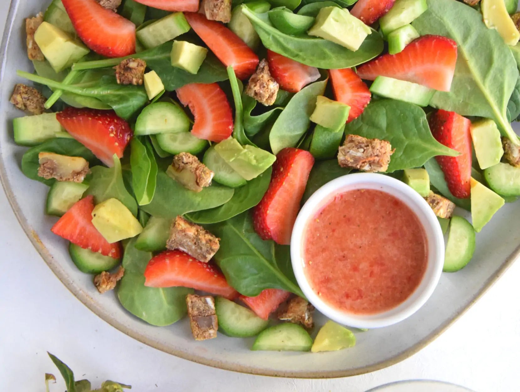 Strawberry and avocado salad with mediterranean topping (EN-ES)